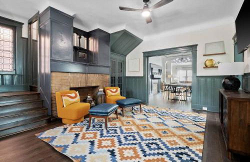 Luxury Living: Grand 7BR/5BA near Everything - Photo 1