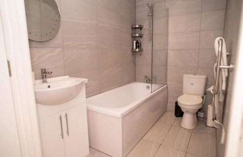 Maisy Lodge - Two Bed Lux Flat - Parking, Netflix, WIFI - Close to Blenheim Palace & Oxford - F2 - Photo 2