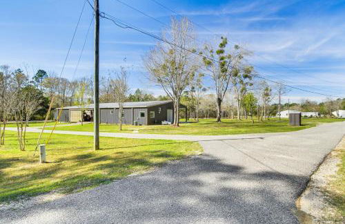 Porch with Swing and Kayaks Rural Mississippi Retreat - Foto 25