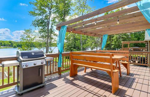 Lakefront Pocono Retreat w/ Hot Tub & Movie Hub - Foto 35