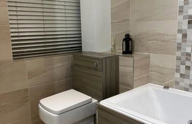 New & Modern 2-Bed Flat in City Centre - Foto 14