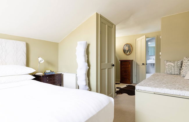 Hemingford Road IV by Onefinestay - Photo 2