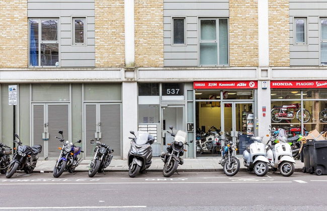 Beautiful Canal Side Notting Hill Abode With Terrace - Photo 22