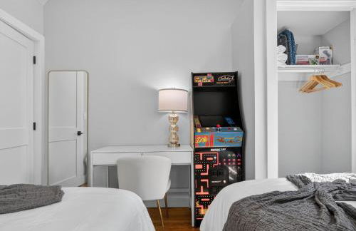 LUX Retreat Home with Yard - Foto 44