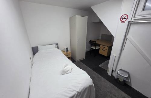 Spacious 3-Bedroom Apartment Near Stratford, 1 Minute From Train Station - Foto 13