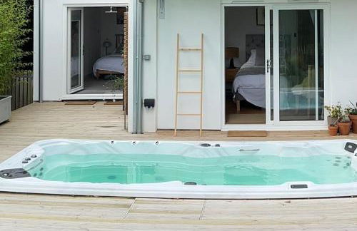 Relaxing private entrance ensuite room with stunning sea view and swimspa - Photo 15