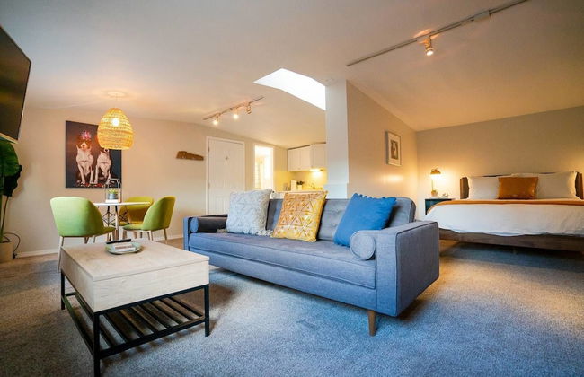 Sophisticated City Escape near DU - Foto 1