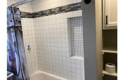 StockYards!-1 block away ! Cowboy Cottage sleeps 9 - Foto 40