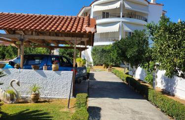 Garden House - Photo 1