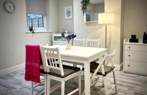 Three Bedroom City Home with Garden - Photo 9