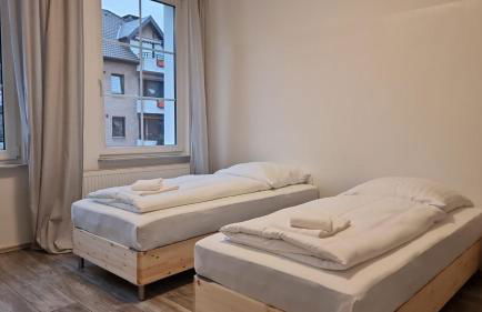Tolstov House - 5 Room House with Terrace - 35 Min to Messe DUS - Foto 4