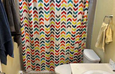 Forget Me Not Home by Airport Upstairs with Deck - Foto 16