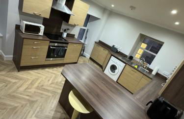 Spacious 2BR Apartment - Sleeps 4 - Parking & Pets - Coast Serviced Apartments - Enquire for Trade & Long stays - Photo 6