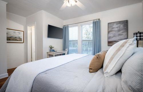 Whimsical Bluebird Cottage Hot Tub Patio Pet Friendly Central Location - Foto 44