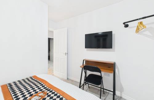 Desert Orchid by Signature Stays - Racecourse - Parking - 5-Bed - Photo 7