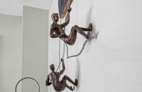 Cozy Downtown Stay w Private Backyard & Parking - Foto 12