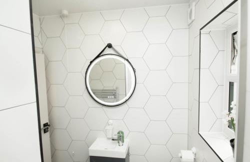 Rayan Heights Cosy 1 bedroom flat sleeps 2 perfect for contractors tourists families - Free parking - Foto 9