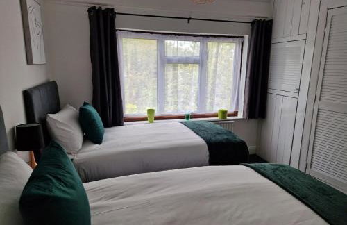 Stylish 4BR House, Sleeps 7, High-Speed Wi-Fi, Long Stay Friendly - Foto 29