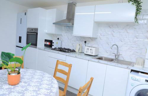 Luxury 4 Bed 3 bath 6 mins from City Renter - Foto 1