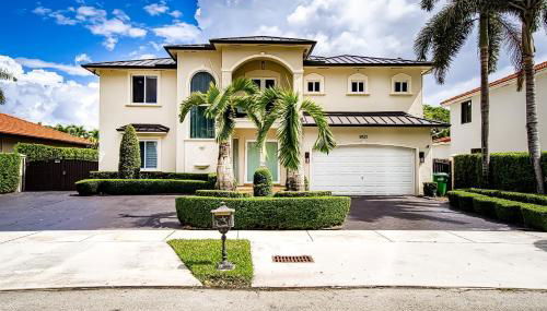 Luxury Tropical Living , 4BR w Backyard Pool Oasis - Photo 2