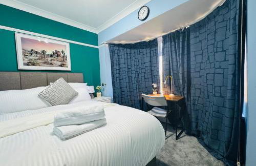 Modern 4BR House with Parking, 8 Mins to Gatwick Airport - Foto 11