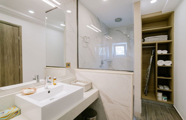 The Three Graces - Photo 36