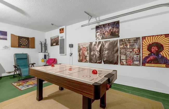 Upstay - Family Home w Private Pool and Games - Photo 9