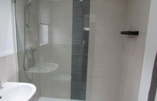 Large 4 bed detached house with parking - Foto 58