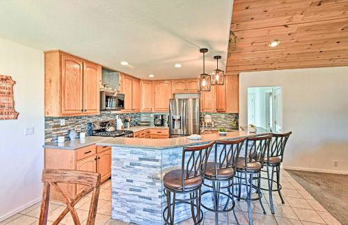 Near Trails, Lakes and Golf Pinetop Home with Deck - Foto 6