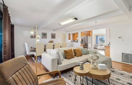 Entire Private Home with 3 Bedrooms, Gated Yard, Parking, King Bed, Available Now - Foto 25