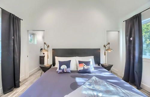 Stylish 3BR East Side Retreat w Patio & BBQ - Foto 12