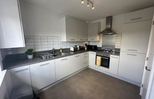 3 Bed Home for Contractors & Relocators with Parking, Garden & WiFi 5 mins walk to Town Centre & Train Station - Foto 6