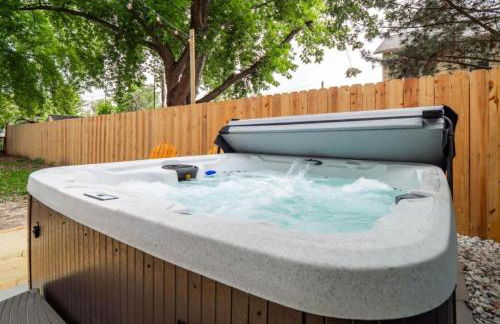 Spacious 4 Bedroom Sleeps 10 with Sauna and Hot Tub - Foto 6