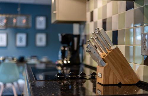 Serene POOL & Firepit in Stunning Home By Airport - Foto 32