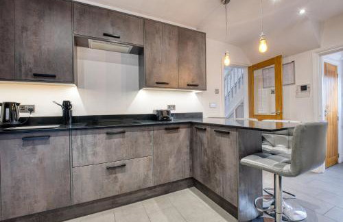 Westhoughton 3 Bedroom House - Free Parking - Photo 29