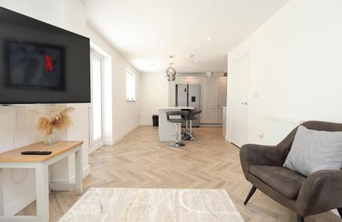 Contractor 4 Bed 3 Bath House Near Airport Parking Barry Island with Parking - Foto 43