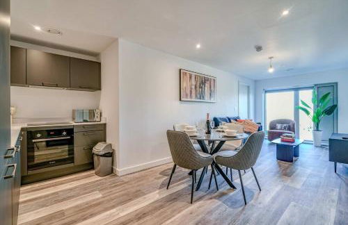 2-BR Flat - City & Town Centre View -1 Minute to Train & Tram Station - Sleeps 5 - Foto 13