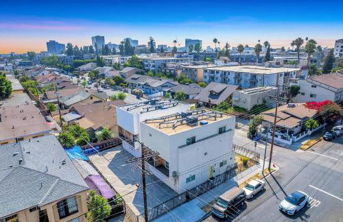 Experience Luxury 4BR Townhouse Sleeps 8 with Parking - Foto 33