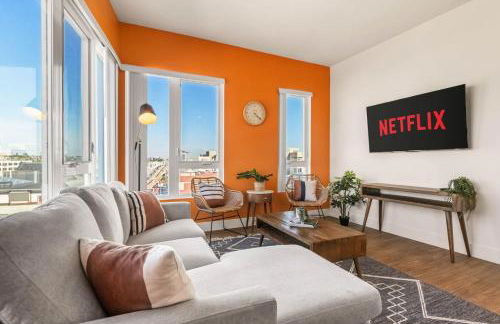 Stylish 2BD Haven with Scenic DTLA Views and Parking - Foto 1