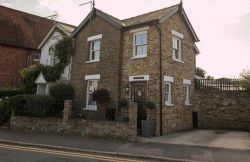 Gorgeous House near Windsor & River Thames - Photo 17