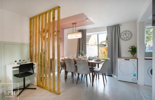 Large 4 Bed House - Long Stays Welcome - Smart TVs in Each Bedroom - Parking - Wifi - Foto 21