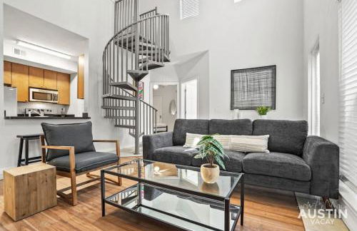 Spiral Stairs to Loft Bedroom Balcony with Shade - Foto 1