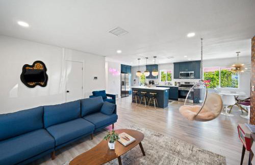 NEW Retro Escape 70's Vibes Wellness Game Room - Foto 9