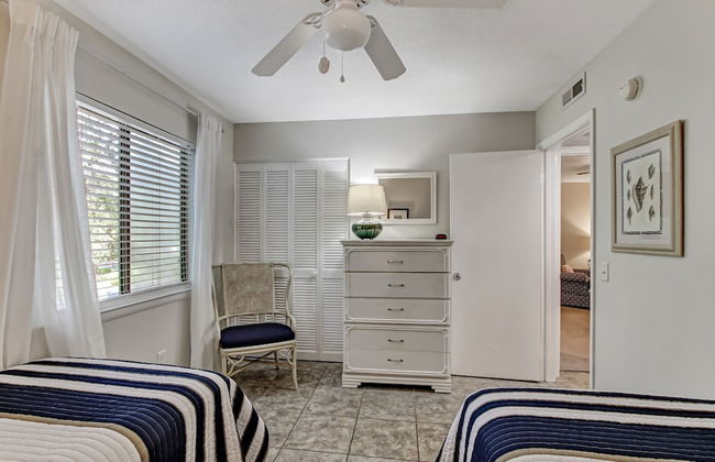 Secluded Condo with Peaceful Wooded Views and Easy Access to the Beach by RedAwning - Foto 7