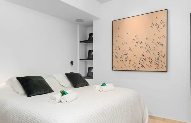 Relax in Luxury at This Stunning Seaside Villa - Photo 28