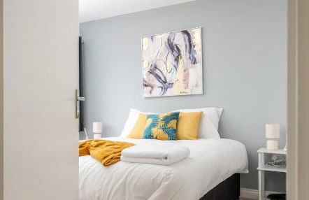 Beautiful Orpington Home w Pool Table and Driveway - Photo 24