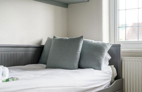 Pass The Keys Picture Perfect Haven in Didsbury Village - Free Parking & EV Station - Photo 33