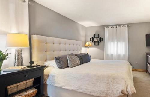 Elegant New England Home with Private Pool - Foto 7