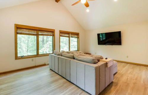 Woodsy Big Bass Lake Hideaway with Fire Pit and Deck! - Foto 21