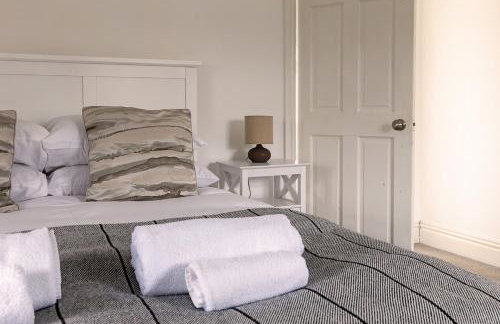 8 Bedroom House in Barwell Sleeps 15 with Parking - Foto 10